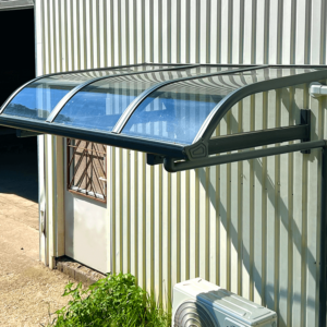 1,5×2 m-es falra szerelhető előtető, pergola